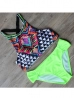színes mintás sportos bikini